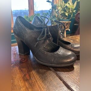 Born heeled laced Maryjane’s, black leather, size 8.5